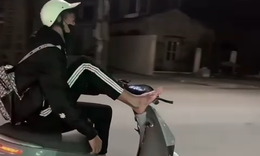 Nam sinh lớp 11 dùng một chân điều khiển xe máy điện trong đêm