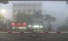 Sương mù bao phủ dài ngày ở miền Bắc, cảnh báo thời tiết nguy hiểm trên biển