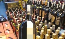 Rượu Tết tràn ngập thị trường, làm gì để không mua phải rượu giả?