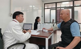 Bác sĩ Bệnh viện Đại học Y Hà Nội về trạm y tế phường khám bệnh cho người dân