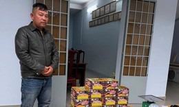 Đang vận chuyển trái phép pháo nổ thì bị bắt tại ngã ba