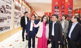 Trưng bày ảnh 'Dưới cờ Đảng – Đất nước tiến vào kỷ nguyên mới'