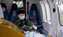 Trực thăng bay trong đêm vận chuyển bệnh nhân nguy kịch về đất liền