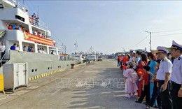 Hai tàu Hải quân khởi hành mang quà Tết đến Nhà giàn DK1 và các tàu trực trên biển