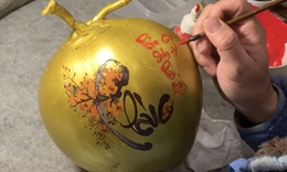 Dịch vụ vẽ dừa kiếm hàng chục triệu đồng mỗi tháng dịp cận Tết