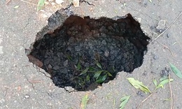 Xuất hiện hố sụt lớn trên Quốc lộ 9B - Quảng Trị