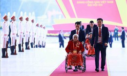 Đại biểu đến dự khai mạc Đại hội XIV của Đảng