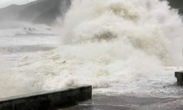 Bão Nokaen khiến nhiều vùng biển nước ta biến động mạnh