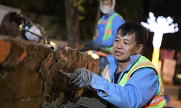 Công nhân xuyên đêm 'thay áo mới' khu 'đất vàng' ở TPHCM trước Tết