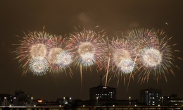 Nhiều tuyến đường bị cấm, người dân đi xem pháo hoa mừng Đại hội XIV thế nào?