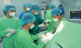 Cô gái 19 tuổi được phẫu thuật sau 17 năm mang khối u khổng lồ vùng mặt