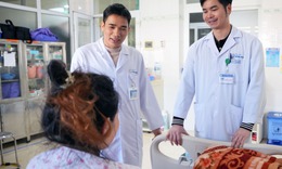 Kíp bác sĩ xuyên đêm lên đường cứu sống sản phụ nguy kịch ở vùng biên