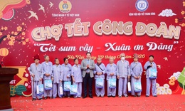 Ấm áp 'phiên chợ Tết 0 đồng' cho bệnh nhân nghèo tại BV Nội tiết Trung ương