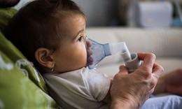 Trẻ sơ sinh thở khò khè do đâu?