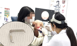 Ghim tất sắc nhọn mắc trong họng bé trai