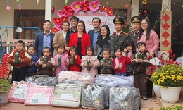 2 tỷ đồng trao tặng quà thiết yếu cho trẻ có hoàn cảnh khó khăn tại 3 tỉnh