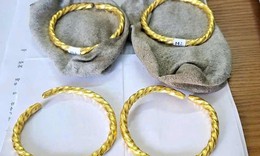 'Nữ quái' cất giấu vàng trong tất vận chuyển trái phép qua biên giới