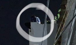 Kịp thời ngăn hành động tiêu cực của bé trai khi bị nhắc nhở chơi điện tử