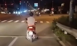 Còi xe cứu thương vang inh ỏi, người đi xe máy vẫn dửng dưng giữa đường 