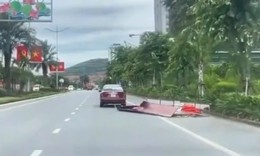 Xử phạt tài xế ô tô kéo lê mái tôn giữa đường ở Quảng Ninh