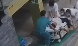 Bác sĩ trẻ nhảy lên cáng, ép tim liên tục cứu người đàn ông lúc nửa đêm