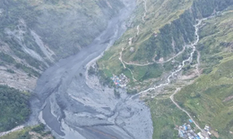Thảm kịch lũ lụt tại Nepal: Nhiều tuyến đường bị xóa sổ, hơn 100 du khách nước ngoài mắc kẹt