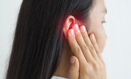 Đau quanh tai suốt thời gian dài, người phụ nữ phát hiện nguyên nhân không ngờ
