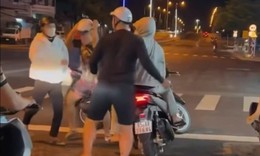 Mâu thuẫn vì bị tạt đầu xe, hai thanh niên lao vào đánh nhau giữa ngã tư