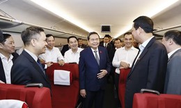 Chủ tịch Quốc hội trải nghiệm tàu cao tốc đến thành phố Diên An của Trung Quốc