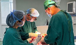Hai ê-kíp phối hợp phẫu thuật ca chấn thương kép phức tạp