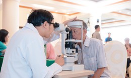 Sai lầm khi chờ đục thủy tinh thể 'chín muồi' mới mổ