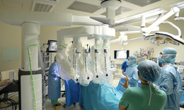 Bác sĩ FV dùng robot mổ u trực tràng giúp cụ ông 'thoát khổ' mỗi đêm