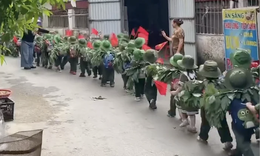 Dàn ‘chiến sĩ nhí’ nối đuôi nhau diễu hành khiến người đi đường thích thú