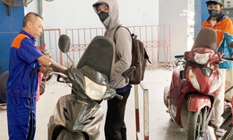 Giá xăng, dầu quay đầu giảm, xăng E10 xuống 27.029 đồng/lít