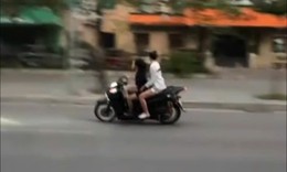 Hai cô gái đi SH lạng lách, không đội mũ bảo hiểm bị phạt nặng