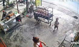 Bé trai quỳ một chân tặng hoa mẹ, khiến dân mạng tan chảy vì quá lịch thiệp
