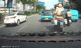 CSGT Hà Nội mở đường cho taxi chở nạn nhân tai nạn đến bệnh viện kịp thời