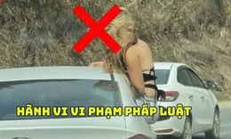 Nữ du khách đu bám cửa ô tô khi xe di chuyển, tài xế bị xử lý