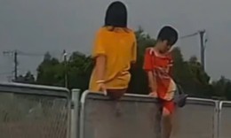 Thót tim cảnh hai trẻ nhỏ vô tư leo trèo trên dải phân cách cao tốc
