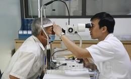 Mắt mờ ở người cao tuổi không nên chủ quan