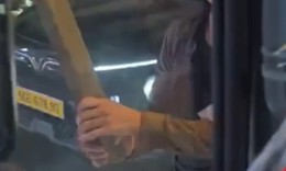 Clip người đàn ông ngang nhiên đập vỡ kính xe tải giữa đường gây chú ý 