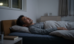 Nguy cơ sức khỏe tiềm ẩn nếu hay ngủ dậy vào giờ này ở tuổi trung niên 