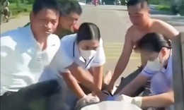 Nghẹt thở cảnh nhân viên y tế ép tim cứu người đuối nước trên thùng xe