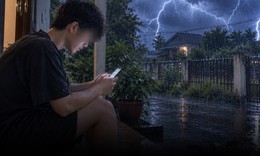 Cầm điện thoại ngồi trước hiên nhà, thanh niên 21 tuổi bị sét đánh tử vong