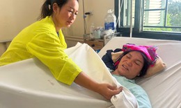 Một mình nuôi con trai khuyết tật, người mẹ Hà Nhì giờ mang bệnh cần chi phí phẫu thuật