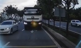 Xe tải 'độ' đèn, bóp còi inh ỏi giữa trung tâm TP.HCM