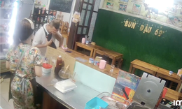 Du khách Nga xúc động khi nhận quà từ chủ quán người Việt lúc nửa đêm