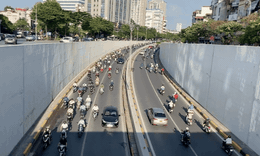 Gần 70 xe máy lấn làn ô tô trong 1 phút tại hầm Kim Liên