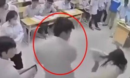 Khởi tố nam sinh 17 tuổi đánh cô giáo gãy mũi, trách nhiệm hình sự ra sao?