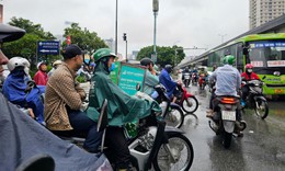 Hà Nội đón mưa dông giải nhiệt nắng nóng dài ngày